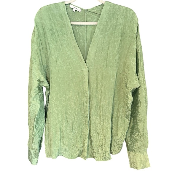 VINCE Green Crinkle Long Sleeve Satin Blouse Size Large NWT - Picture 2 of 8
